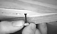 Einsetzen der Stopfen