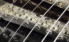 Gibson bricht Strings