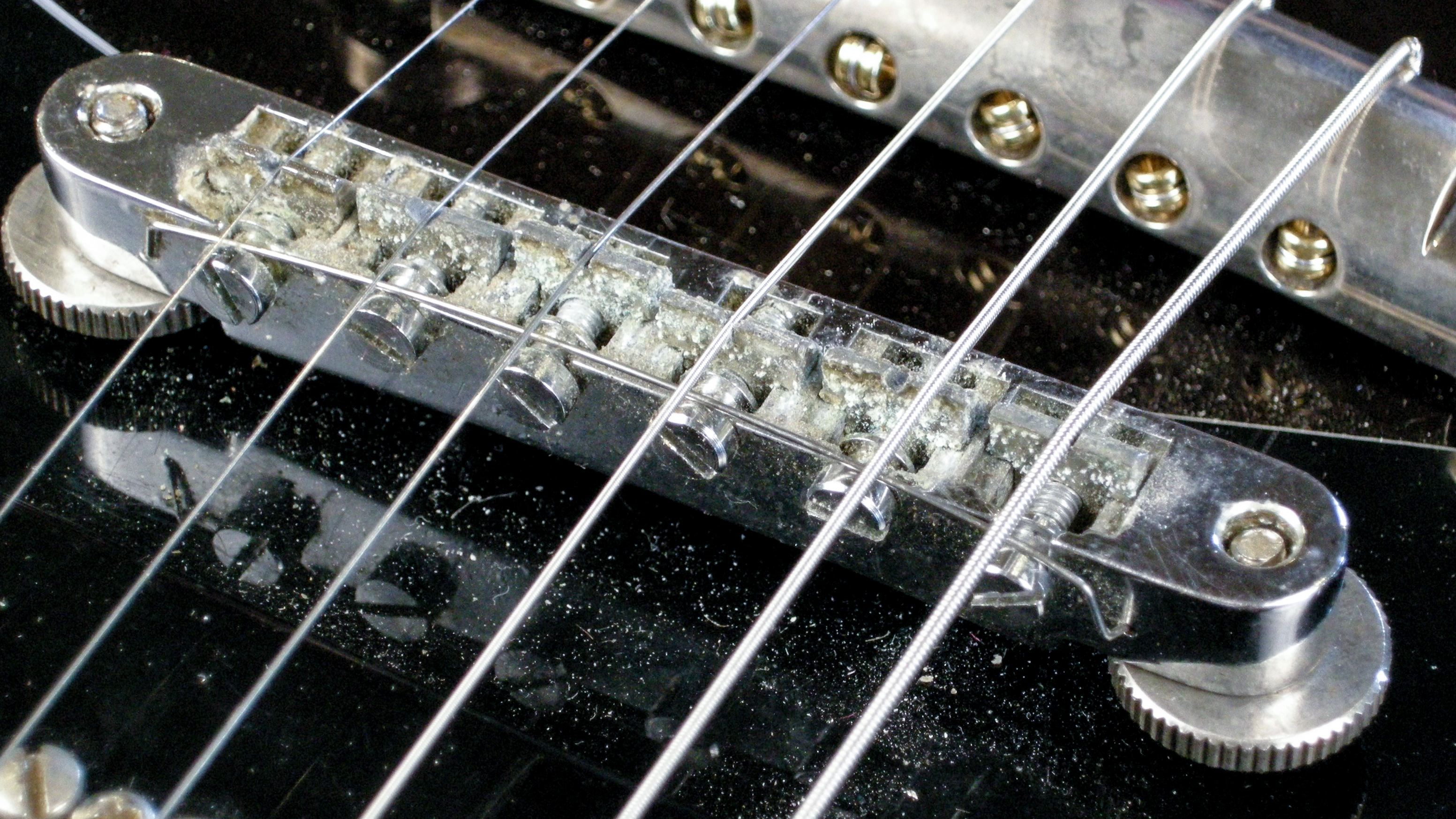 Reinigen Sie Ihre alten elektrischen Gitarrensättel