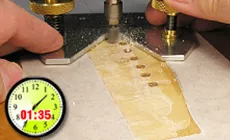 verwendet ein Dremel-Werkzeug zum Entfernen der Polyesteroberfläche (nächste 30min)