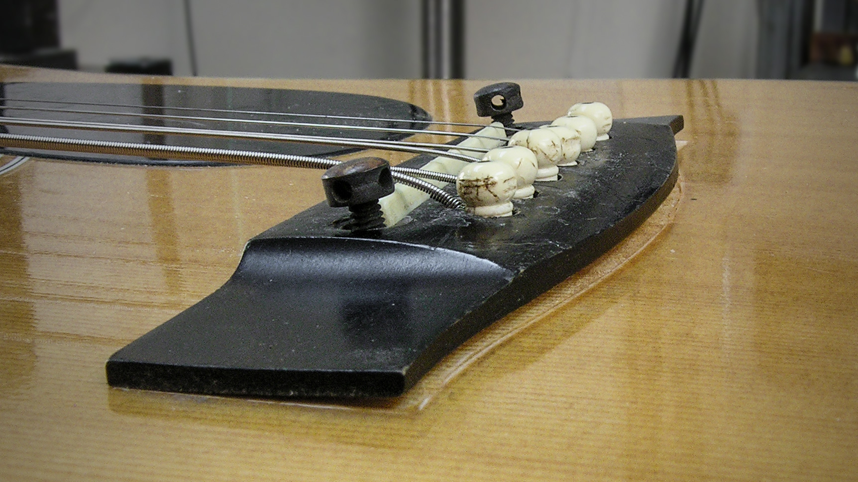 Befestigen einer lockeren Brücke auf einem Gartenverkaufs-Special