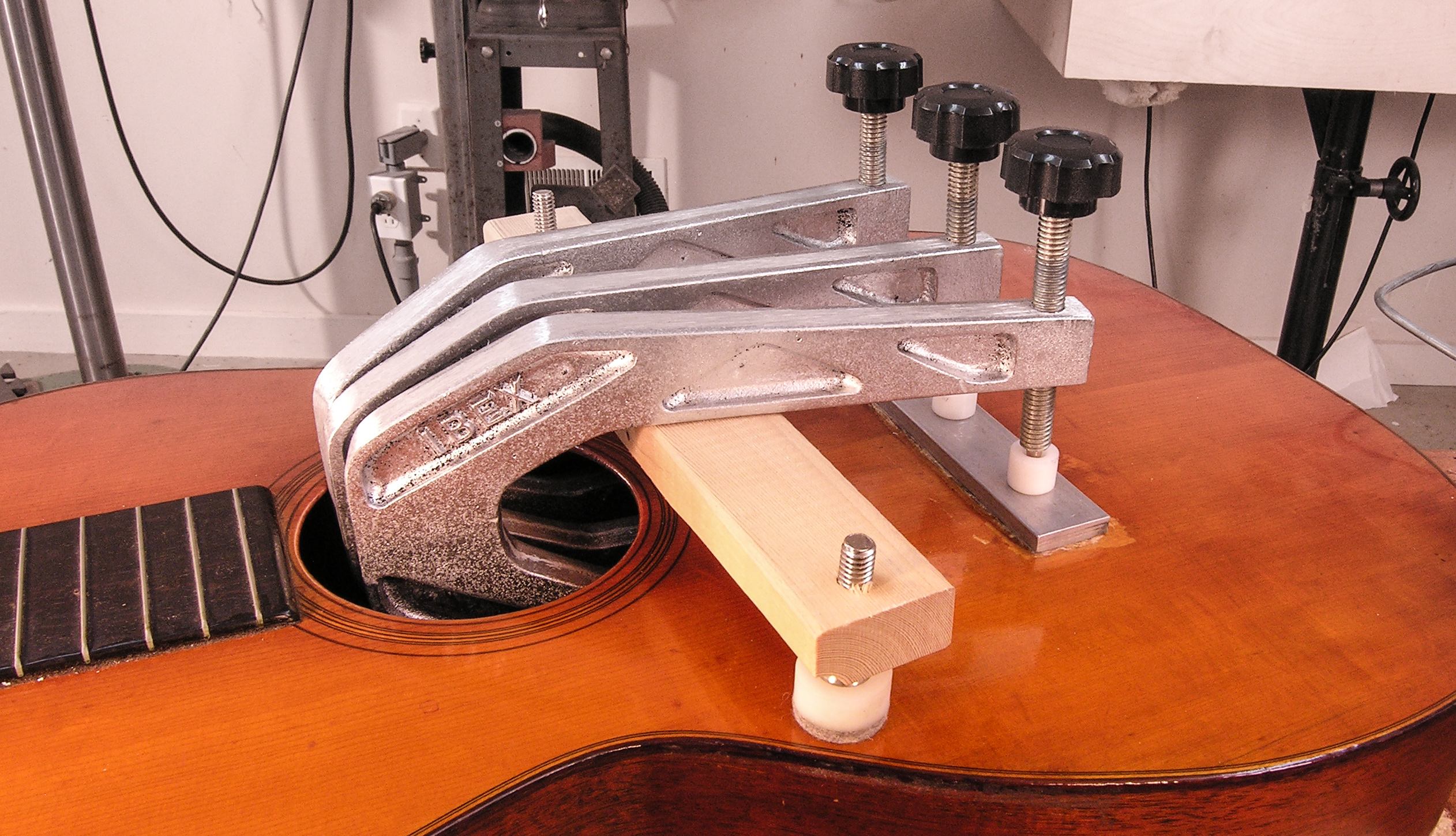 Befestigen eines Topfbauchs mit dem Bauchreduzierstück