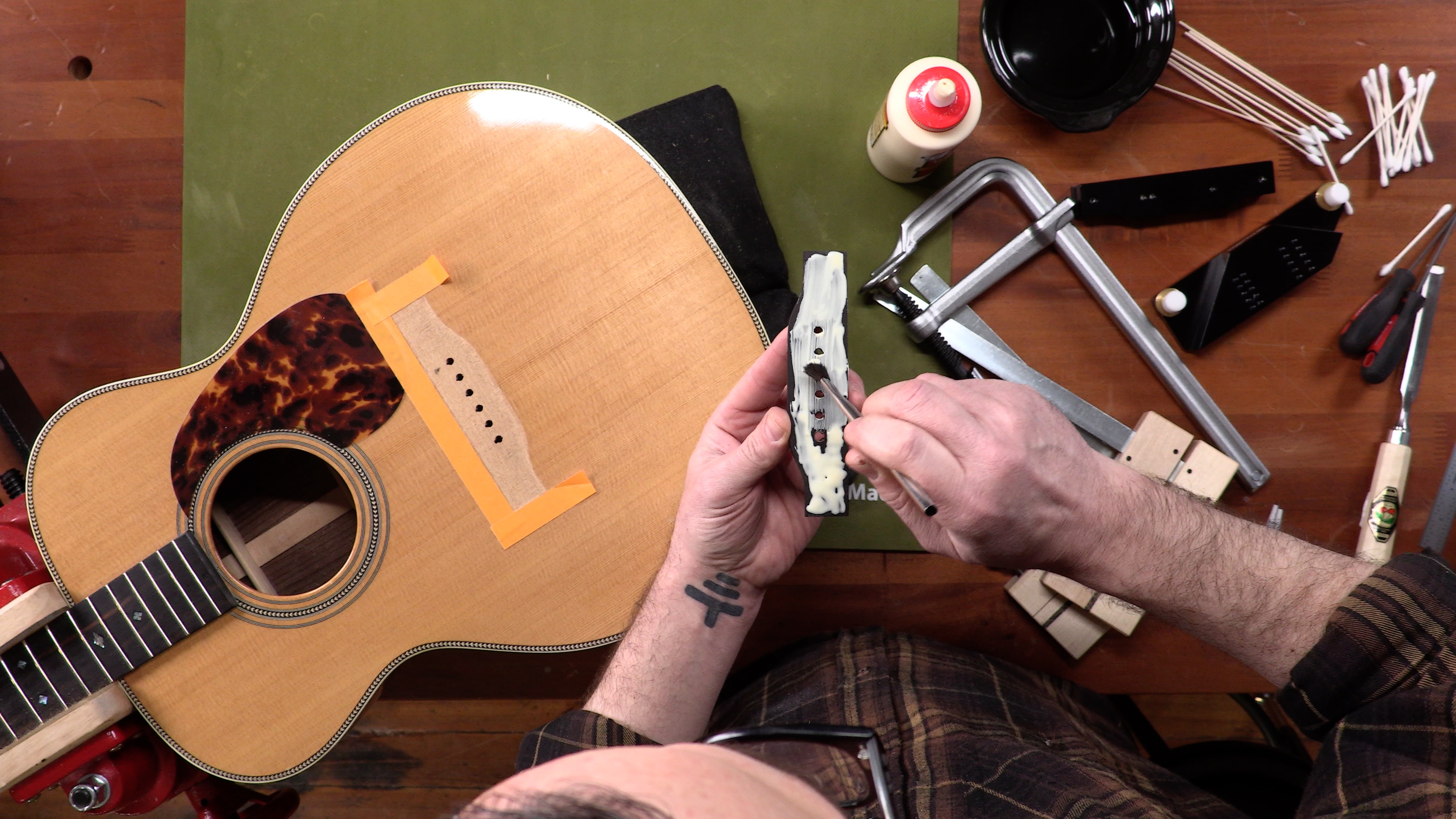 Wie man eine lockere Akustikgitarrenbrücke repariert