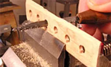 Formung der Ahornplatte – Schneiden von Stringkerben