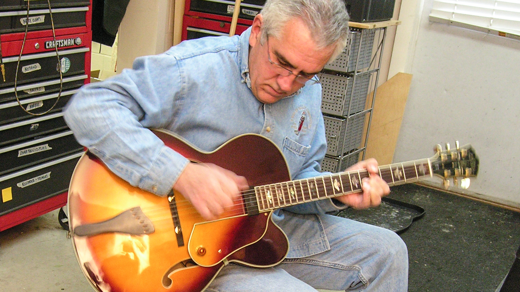 Aktive und passive Pickups in einer Jazzgitarre mischen