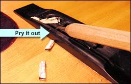 Entfernen des Sattels – Aushebeln