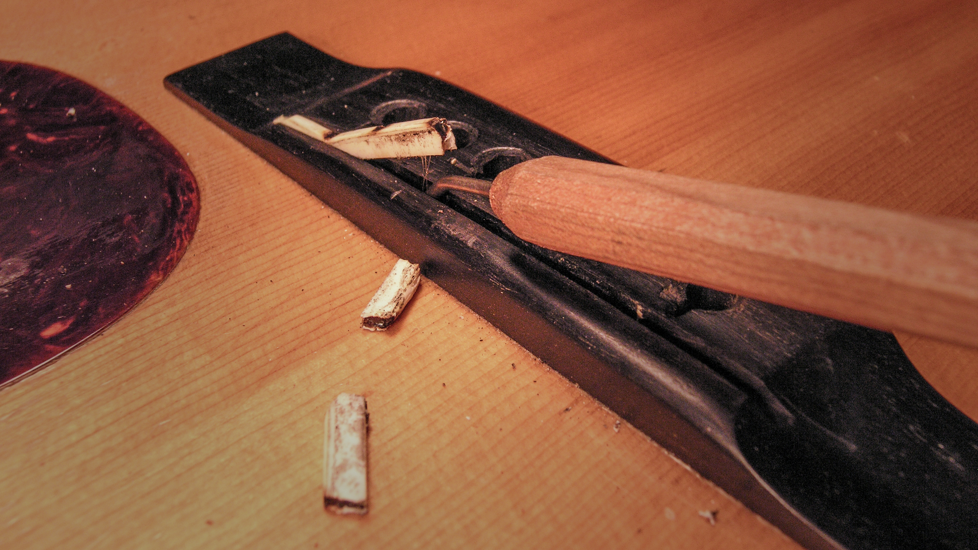 Entfernen des eingeklebten Sattels auf einem 1937 Martin D-28 Herringbone