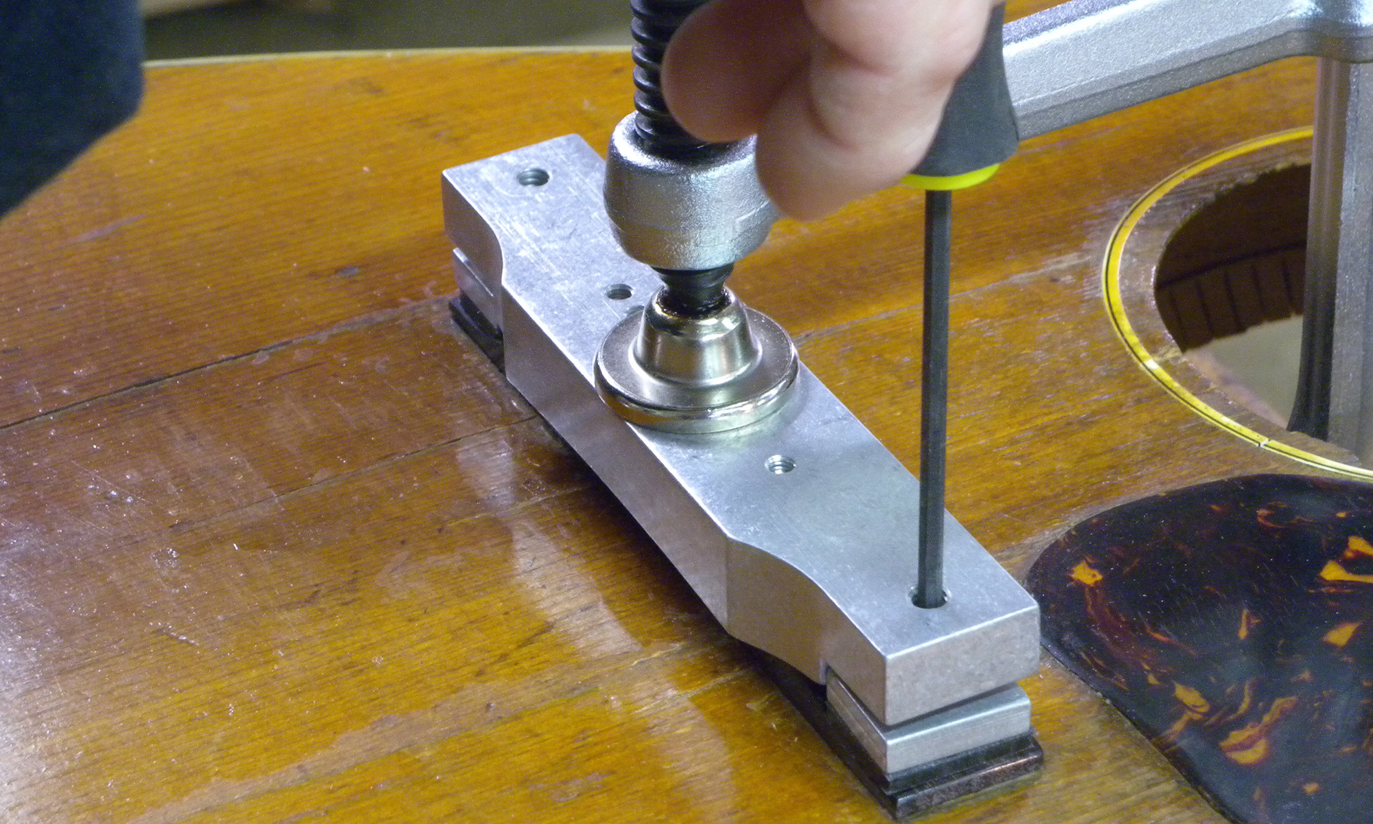 Anweisungen für die StewMac Akustikbrückenwerkzeuge