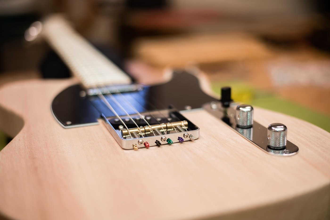 Gitarrenbrücke, die die Strings am Ballende zeigt