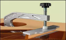 Brückenklemme durch Schallloch