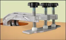 drei Klemmen durch Schallloch