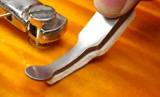 Filz unter der Brückenbuchse anbringen