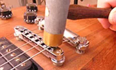 Foto: Bret Hammer, der Schnurkerben macht