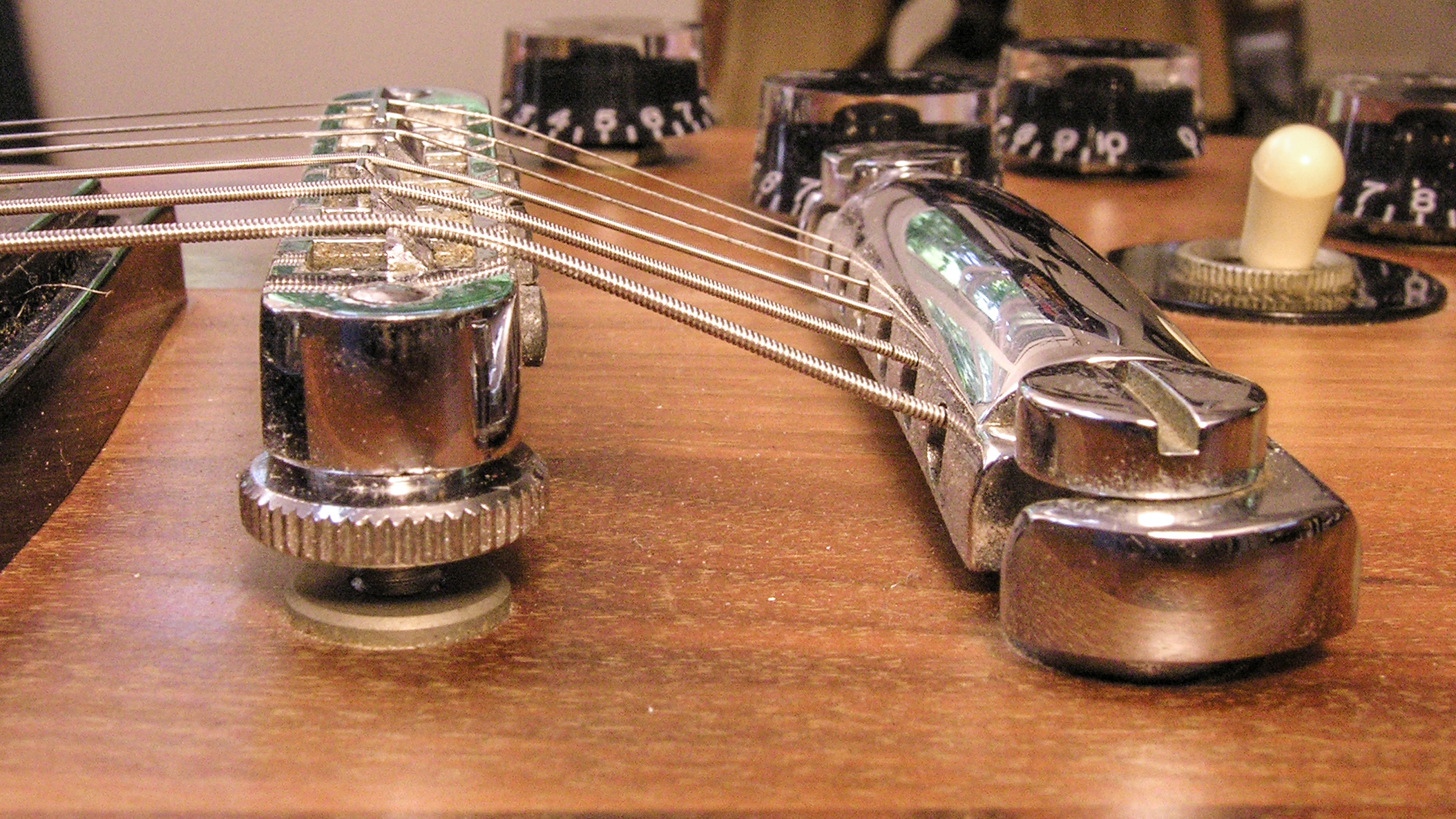 Tune-O-Matic Setup: Ist das Problem mit der Brücke oder dem Halswinkel?