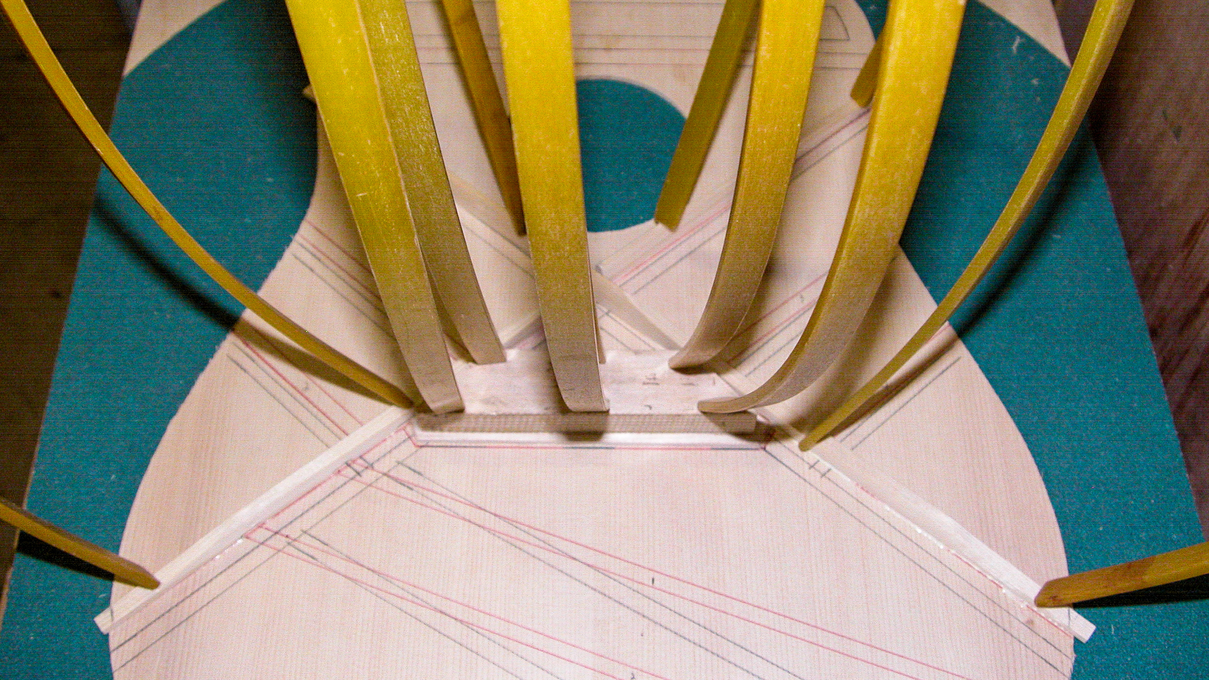 Banjo-Killer? Die Schaufel auf der vorderen X-Verstrebung für mehr Gitarrenvolumen.