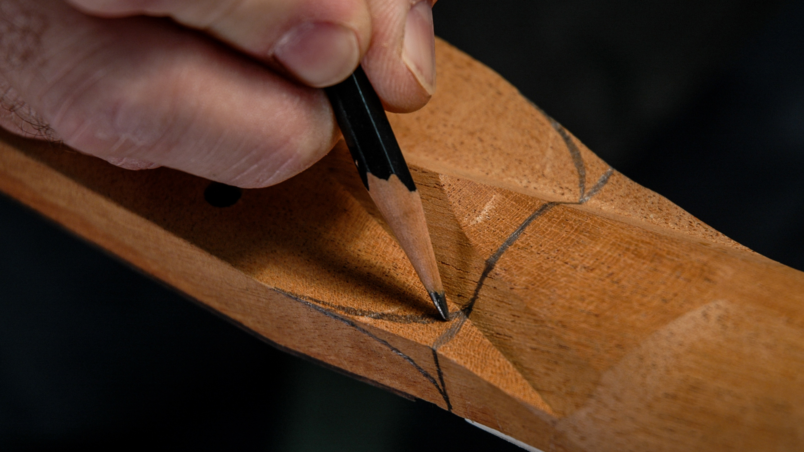 Abschließende Formung eines Gitarrenhalses im Stil D-18 oder D-28