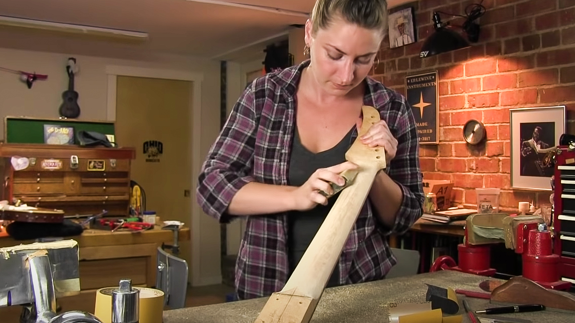 Endgültiges Formen eines Halses mit Akten und Schabern