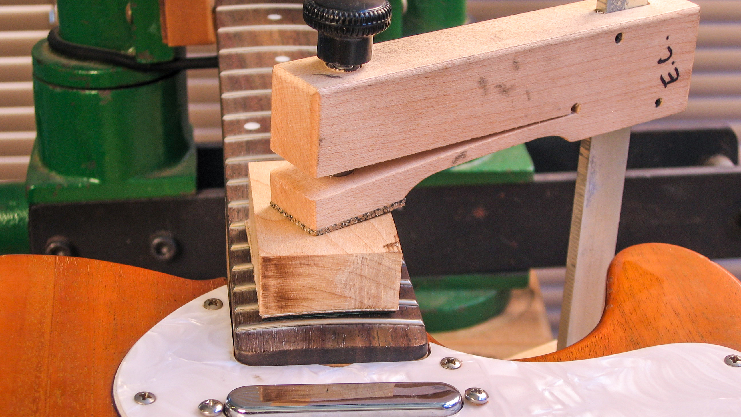 So installieren Sie einen Fender-Art-Hals (aufschraubbar)