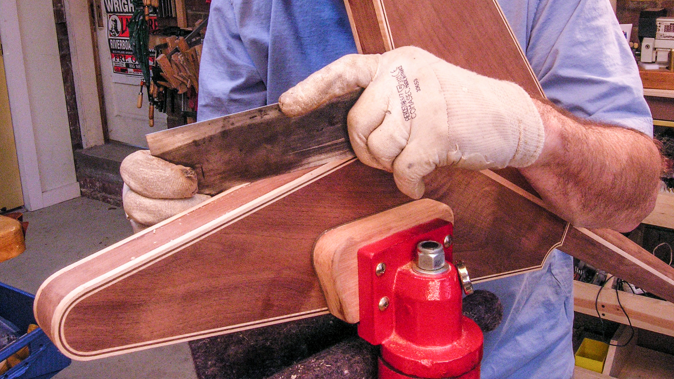 Holz vor der Endbearbeitung schaben, nicht schleifen Holz vor der Endbearbeitung schaben, nicht schleifen