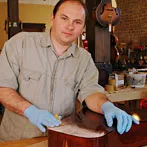 Mäntel auf Gitarrenoberflächen bauen