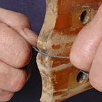 In enge Rillen mit Schleifband gelangen