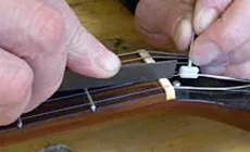 Einlegen einer Gretsch-Nuss