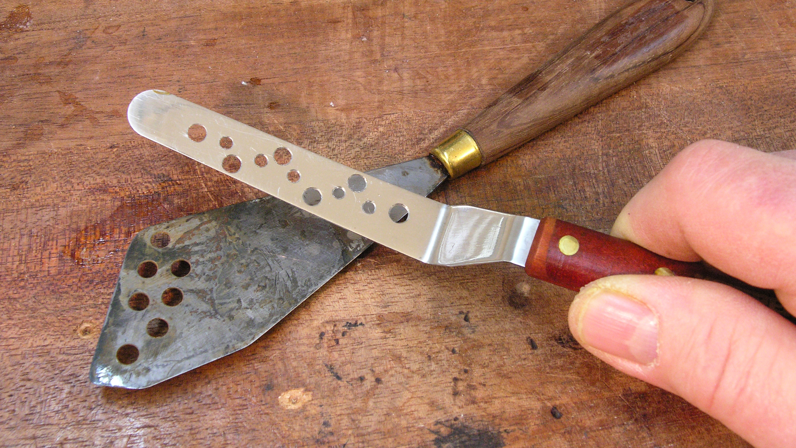 Verwendung eines „Schweizer Käsemessers“ zur Befestigung des Rückens an einem 1923 Gibson Verwendung eines „Schweizer Käsemessers“ zur Befestigung des Rückens an einem 1923 Gibson