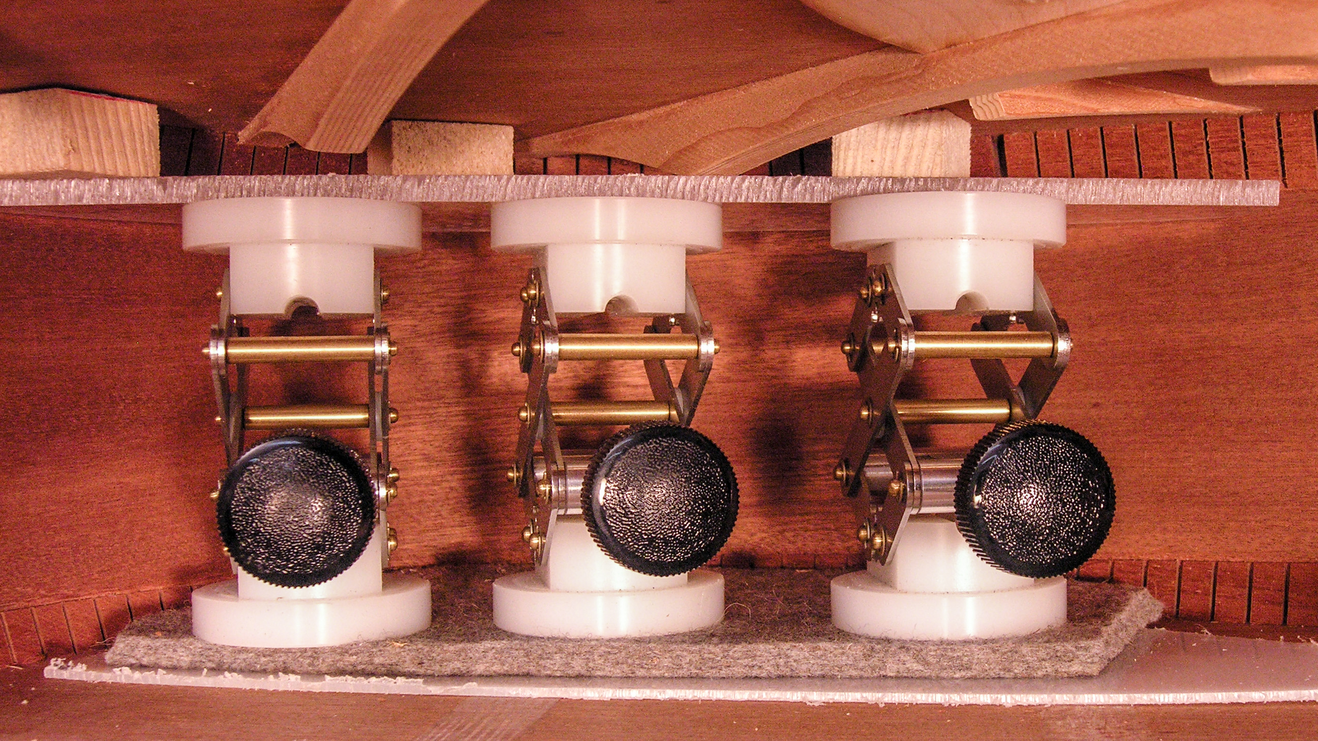 Workin' im Schallloch mit Scherenbuchse und Spiegel