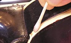 Versteckkleber mit heißem Wasser reinigen