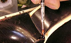 mit Kleber gefüllte Bürste an der Mandoline