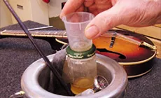 Mischbecher zum Verstecken von Klebstoff