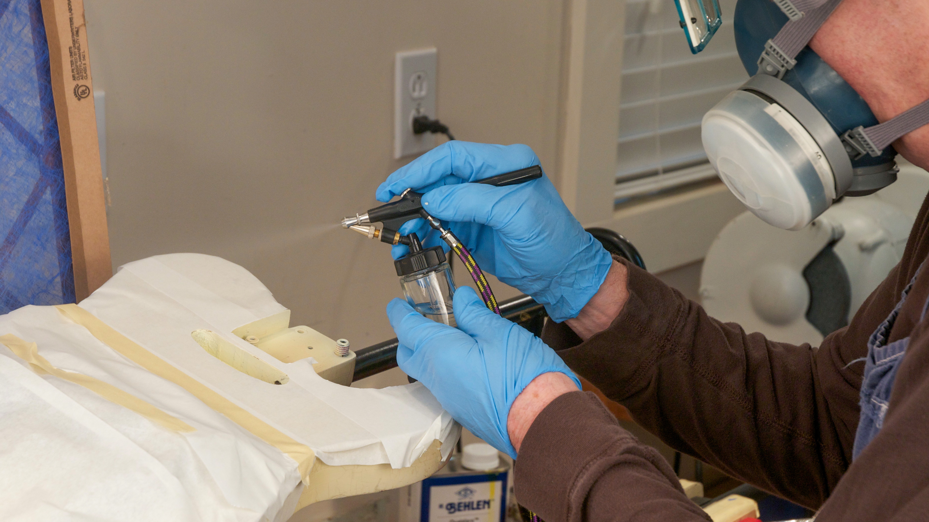 Die simple „Lackierkabine“ für eine kleine Werkstatt von Dan Erlewine