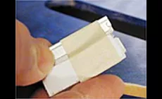 Rasierklinge mit einem aufgeklebten Schrott an Binding