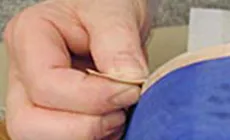 Verwendung des Zeigefingers als Tiefenführung