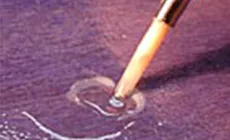 Abtropfen von Klarlack auf den Bereich