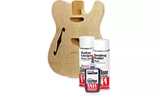 Blaue Gitarre mit Flecken und Aerosollack