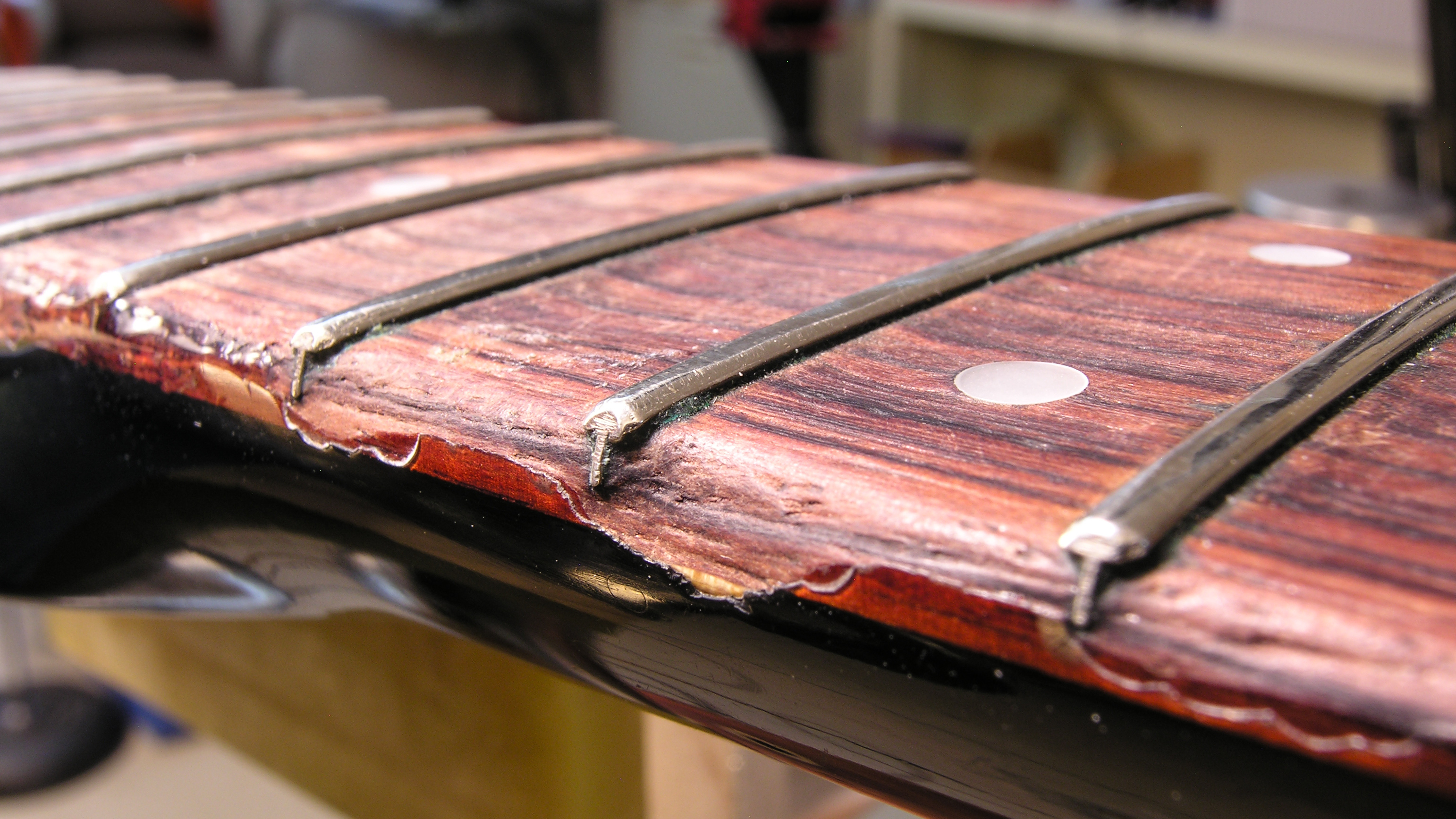 Fixieren eines schlecht abgenutzten Halses: super glue als Füllung und Finish