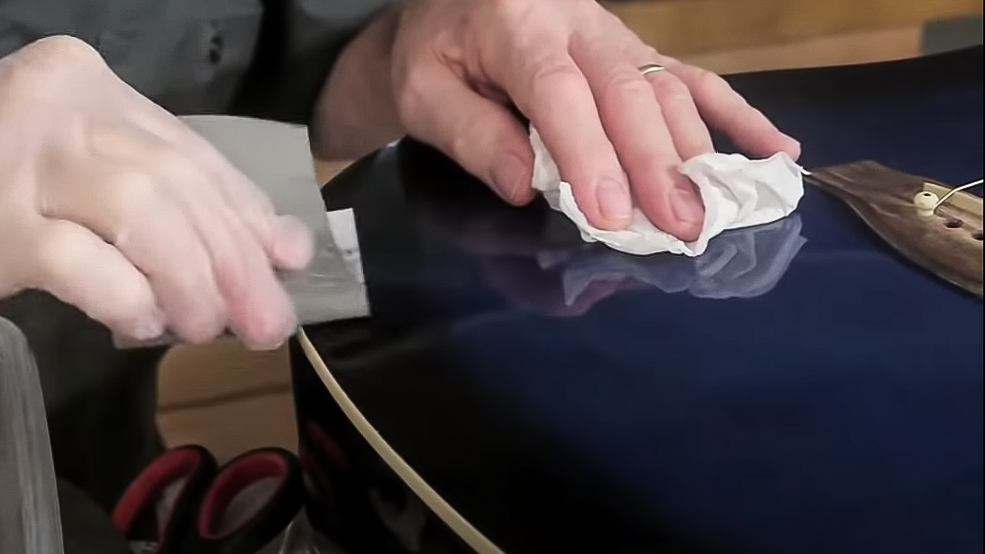 Kleine Macken im Lack deiner Gitarre reparieren Kleine Macken im Lack deiner Gitarre reparieren