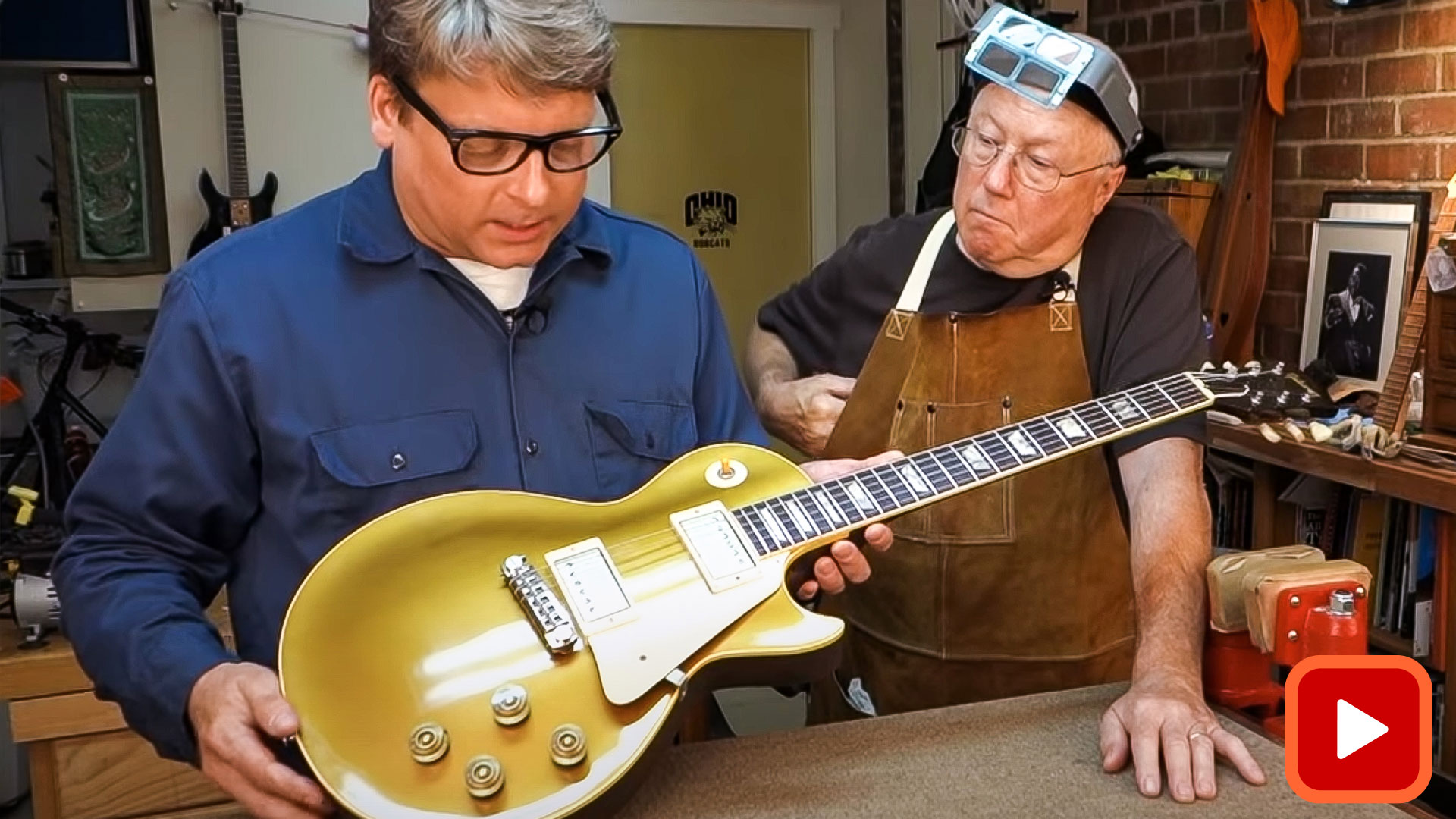 Zwei Personen halten Goldtop-Gitarre