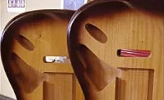 Zwei Schichtkörper, sonnenverbrannt mit Sprühdosen