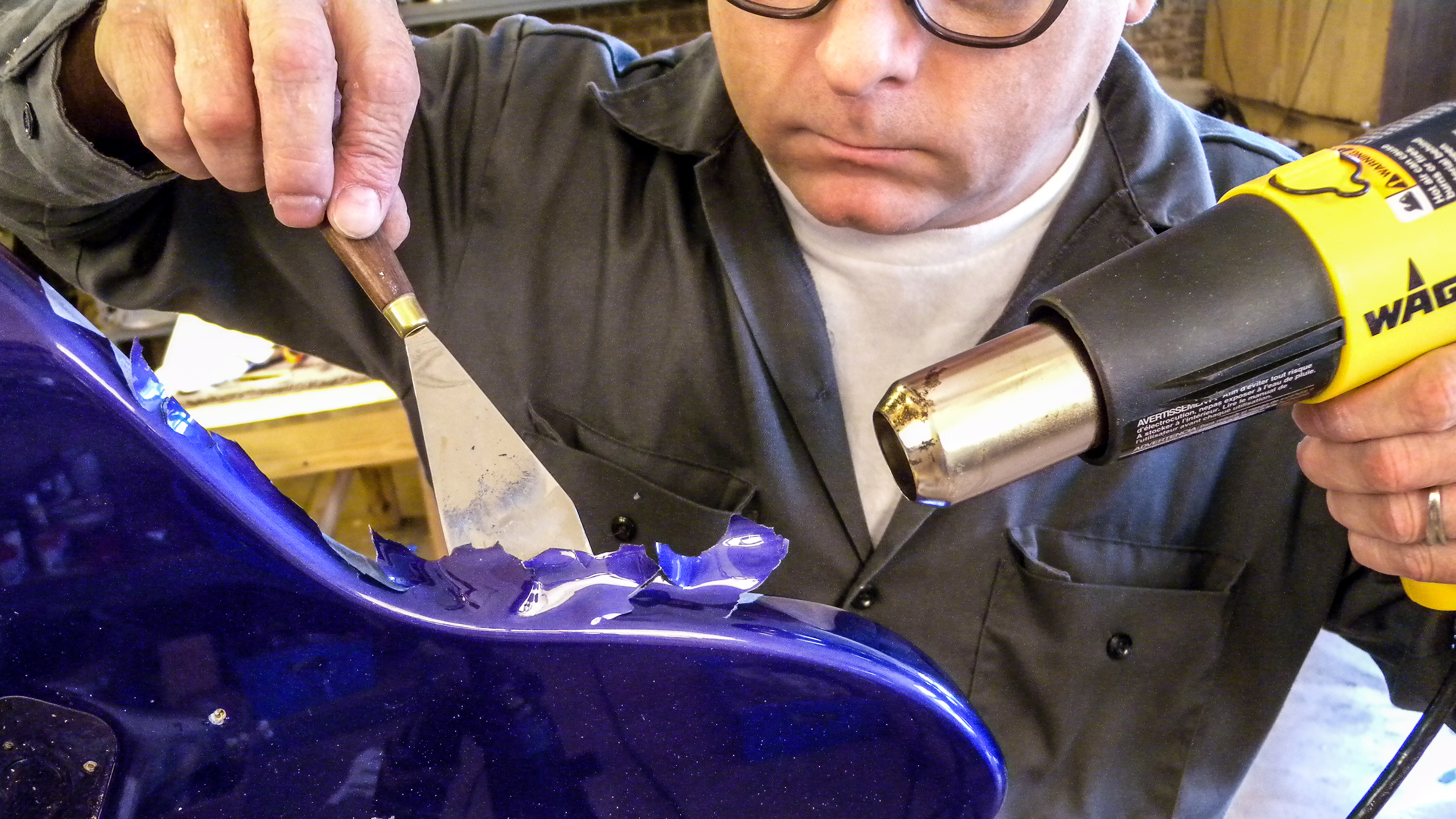 So streichst du ein modernes Polygitarren-Finish