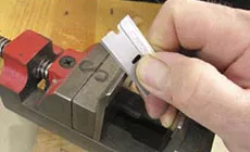 Einen Grat auf einen Rasierer legen