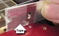 Klebeband auf einen Rasierer kleben