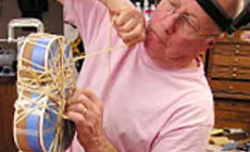 Dan Binding einer Minigitarre