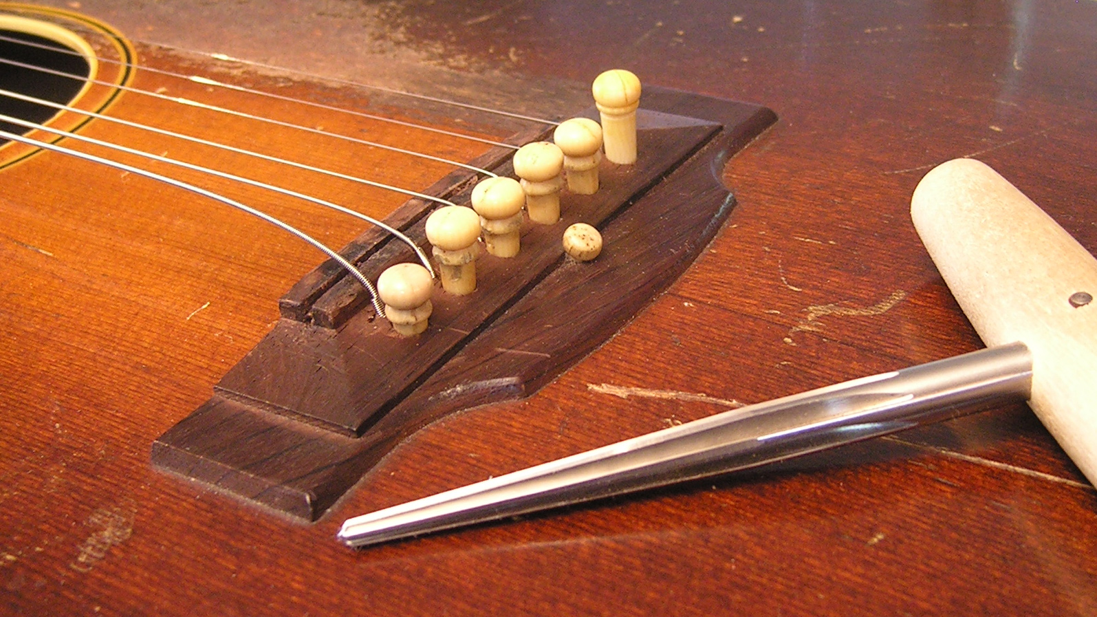 Neue Brückennadeln auf einem alten Gibson aussehen lassen