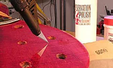 Kratzen mit einem Messerpunkt