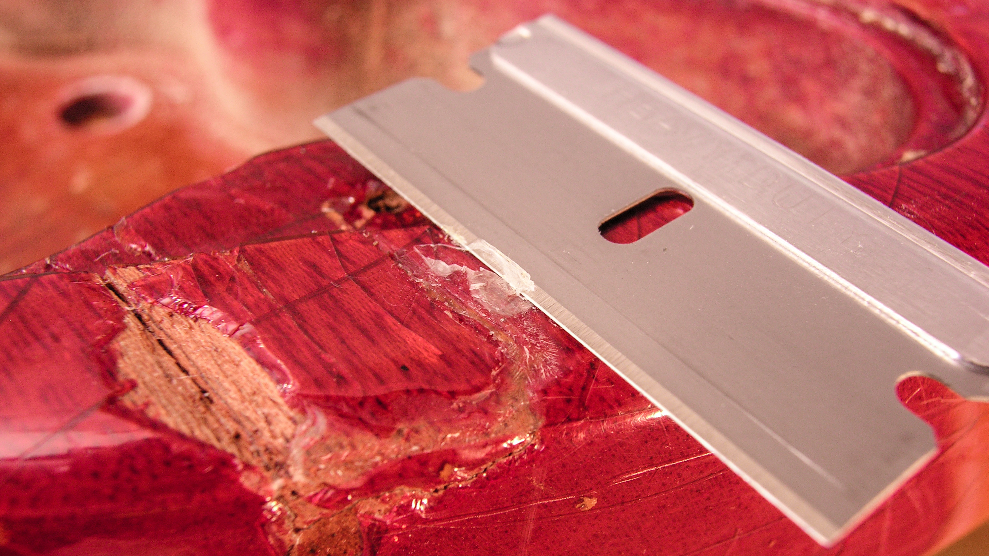 Mischen von rotem Epoxid für Reparaturen mit Kirsch-Finish