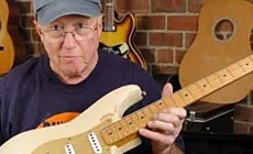 Foto: Dan mit fertiger Gitarre