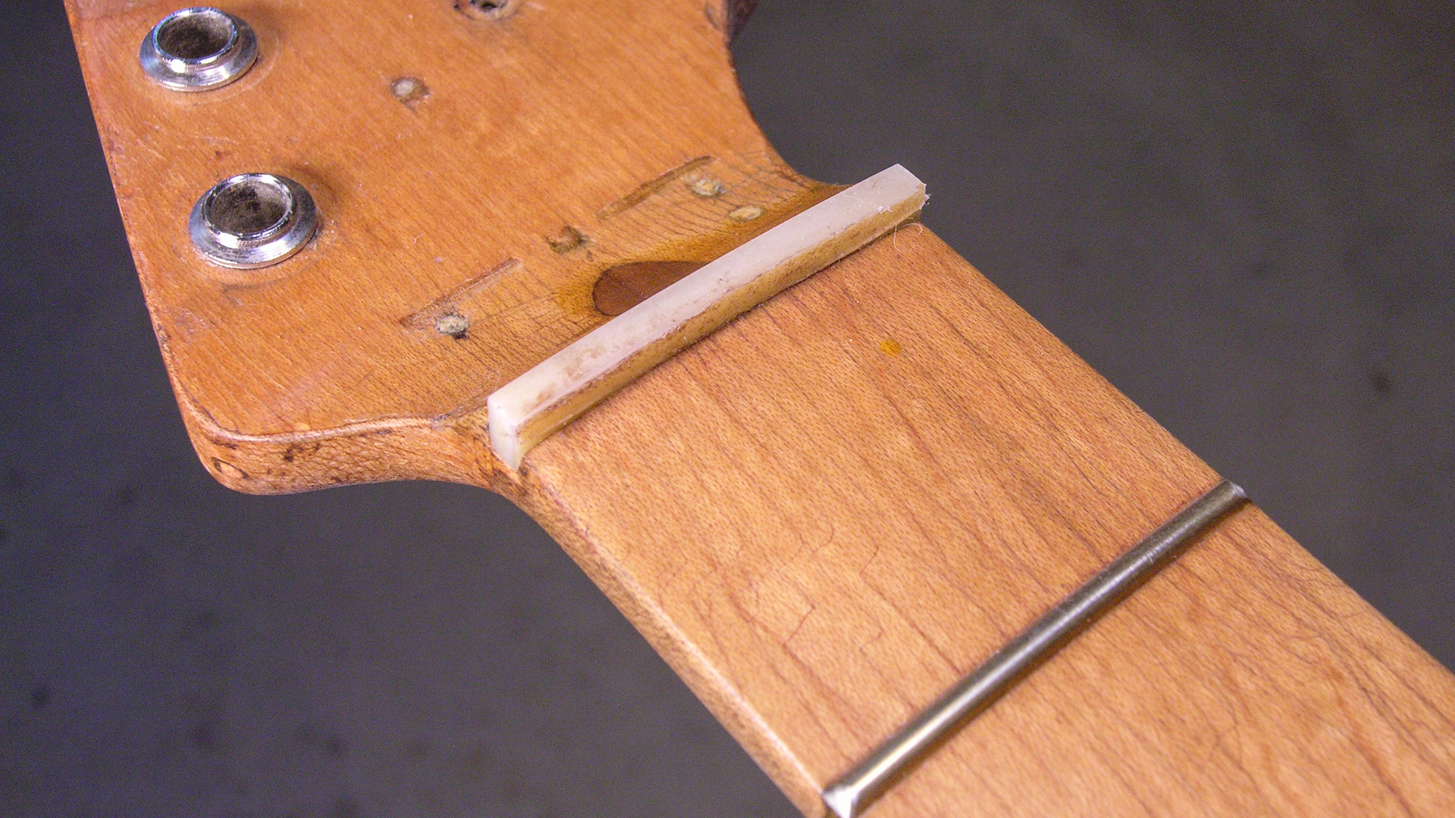 Relic Finish: Fälschung von Altersrissen auf einer 1956 Strat