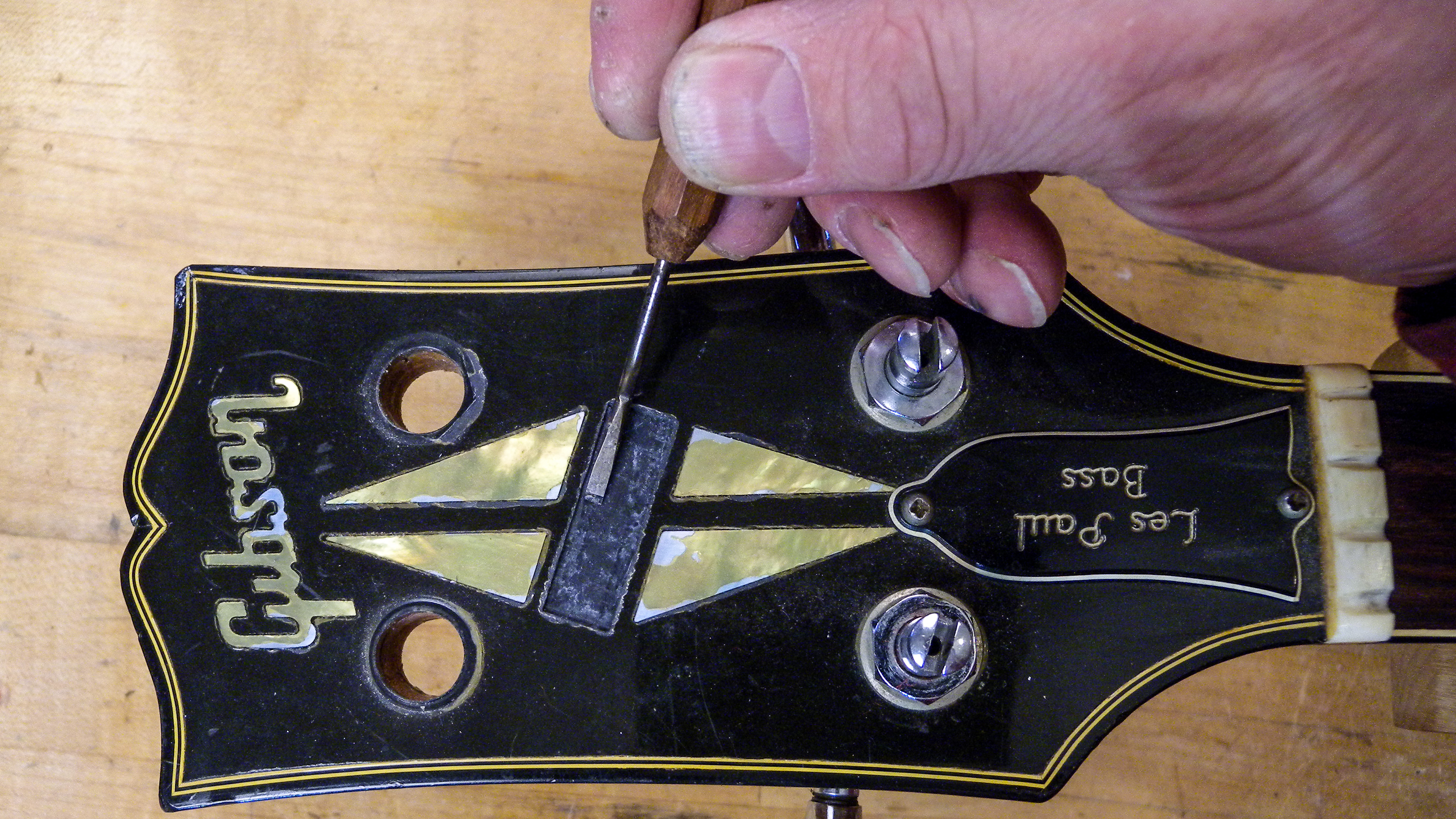 Einfache Inlay-Reparatur auf einem Les Paul Triumph-Bass